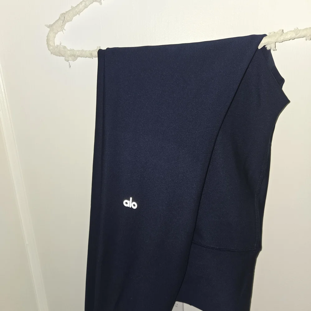 ALO Airlift Leggings Navy NWT - Picture 3 of 5